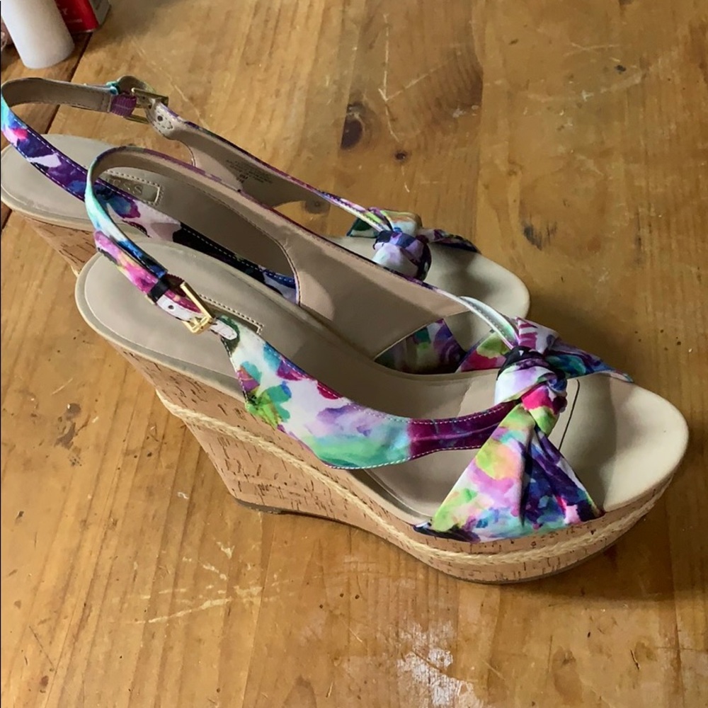Size 9M Floral Pattern Guess Delilan Wedges